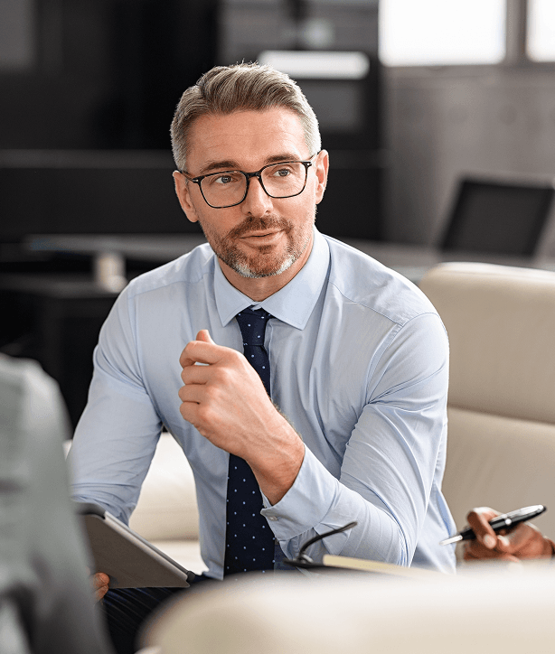 Professionnels en réunion consultant un extrait Kbis